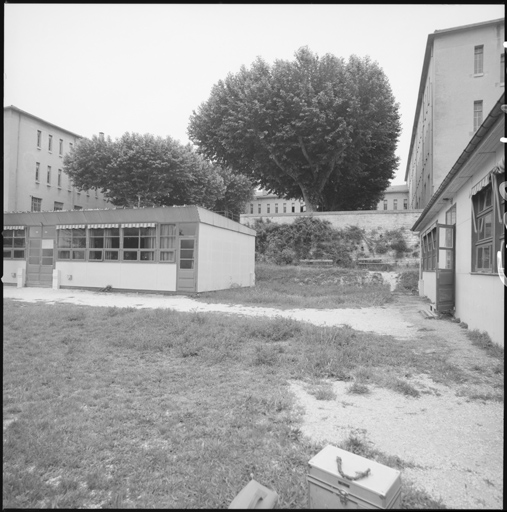 Terrasse est, salle provisoire, vue vers l'ouest.