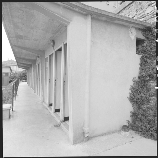 Terrasse est, latrines, vue en enfilade.