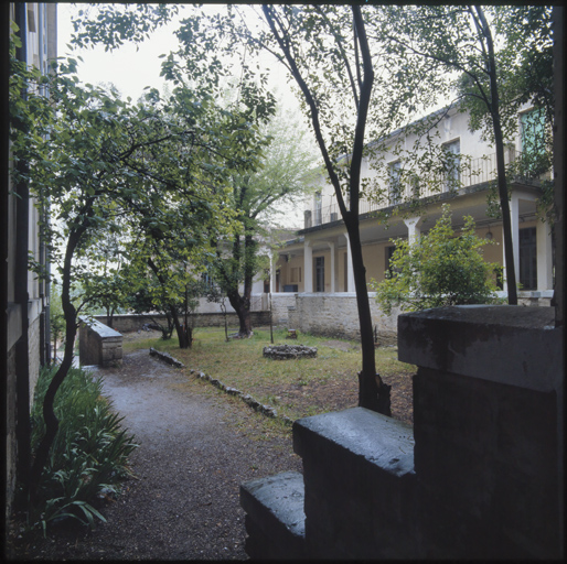 Jardin entre les bâtiments C, D, E, F : vue vers le sud-est.