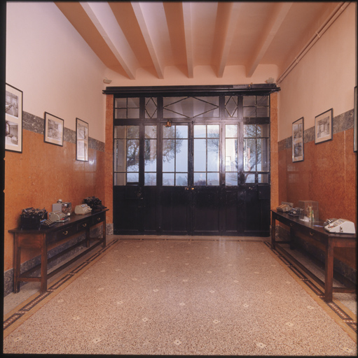 Bâtiment A, rez-de-chaussée, vestibule, vue axiale vers l'est.