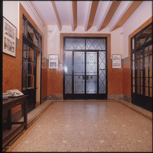 Bâtiment A, vestibule, vue d'ensemble prise vers l'ouest.