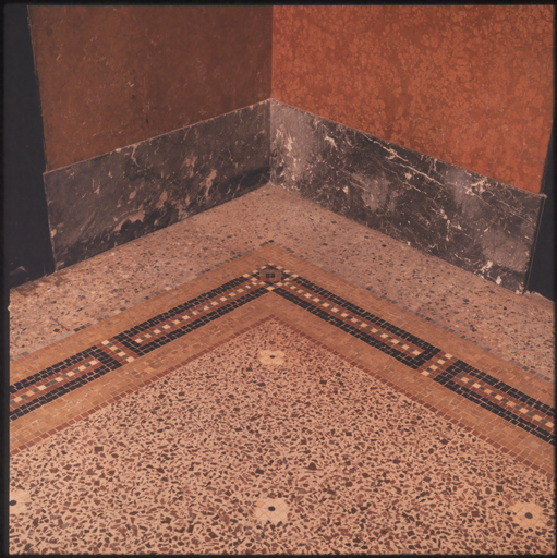 Bâtiment A, rez-de-chaussée, vestibule, mosaïque, détail de l'angle.