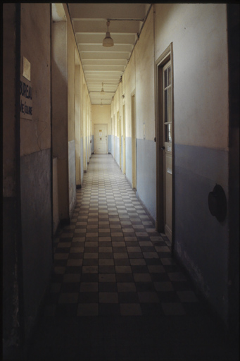 Aile B, rez-de-chaussée, couloir, vue vers l'est.