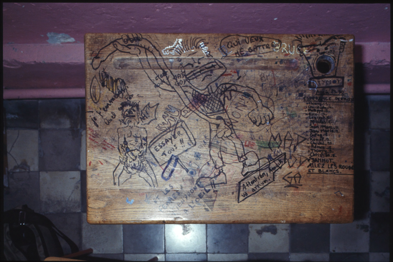 Table avec graffiti.