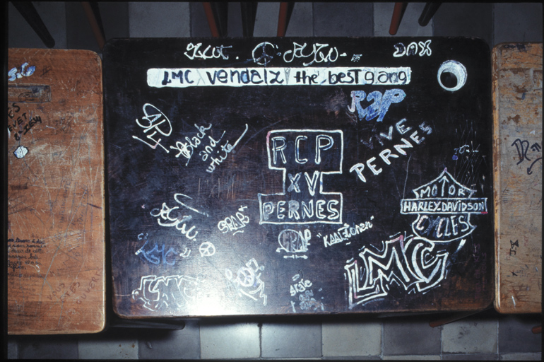 Table avec graffiti.