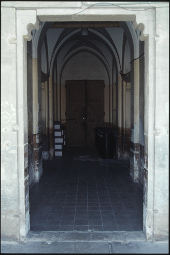 Bâtiment G, rez-de-chaussée, vestibule, vue en enfilade vers l'ouest.