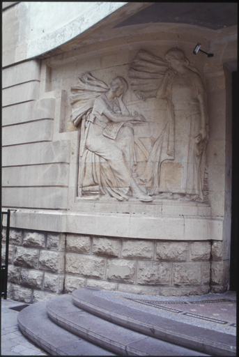 Bâtiment A, élévation antérieure ouest, premier niveau, bas-relief gauche. ; Bas-relief du côté gauche.