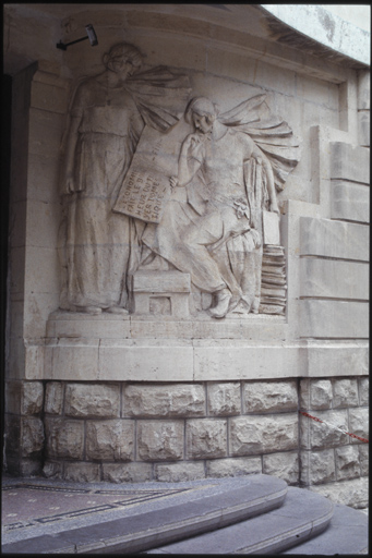 Bâtiment A, élévation antérieure ouest, premier niveau, bas-relief droit. ; Bas-relief du côté droit.