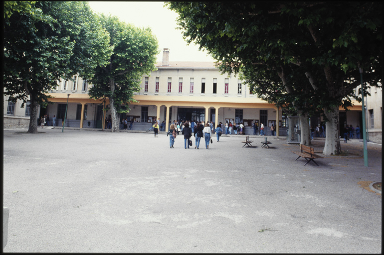 Cour principale, vue vers le bâtiment A.