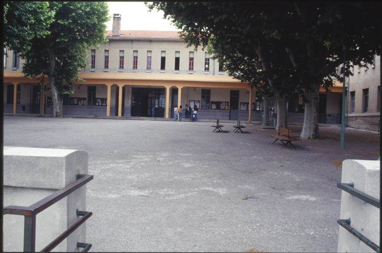 Cour principale, vue vers le bâtiment A.