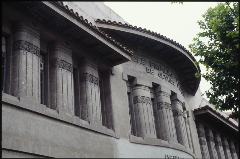 Bâtiment A, élévation antérieure ouest, partie centrale, deuxième niveau.