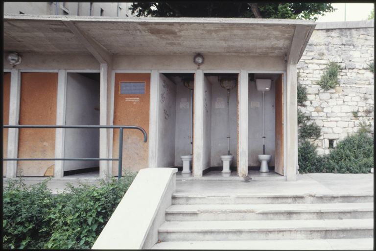 Terrasse est, latrines, vue de face.