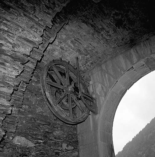 Fort moyen. Porte ouest. Vue rapprochée du mécanisme du pont-levis à la Derché.