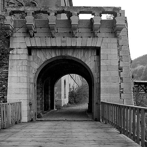 Fort moyen. Porte ouest. Façade intérieure.