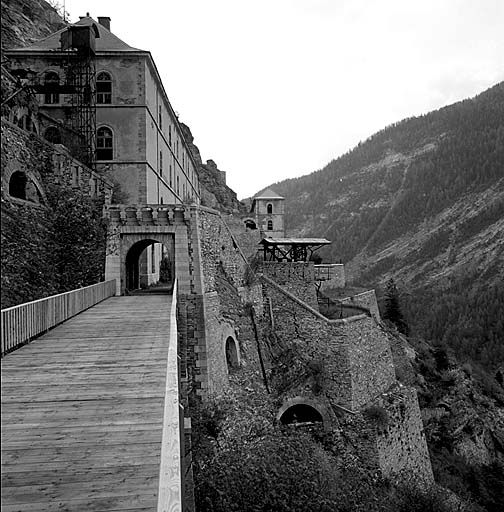 Fort moyen. Front sud. Porte ouest. Vue générale. A droite, bastion 7 et recette supérieure du téléphérique. A l'arrière, le pavillon B. A gauche, caserne A et monte-charge.