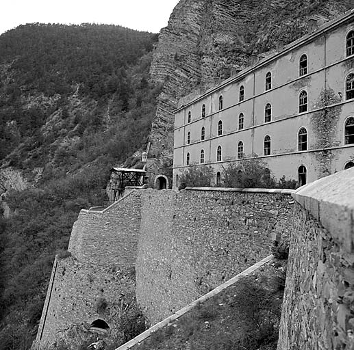 Fort moyen. Caserne A. Vue d'ensemble du bâtiment prise du bastion 7. A gauche, bastion 8, recette supérieure du téléphérique et façade intérieure de la porte ouest.