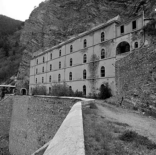 Fort moyen. Caserne A. Vue d'ensemble du bâtiment prise du bastion 7. Au fond, recette supérieure du téléphérique et façade intérieure de la porte ouest.