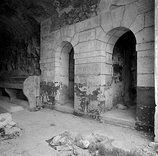 Fort moyen. Caserne A. Rez-de-chaussée. Latrines et lavabos.