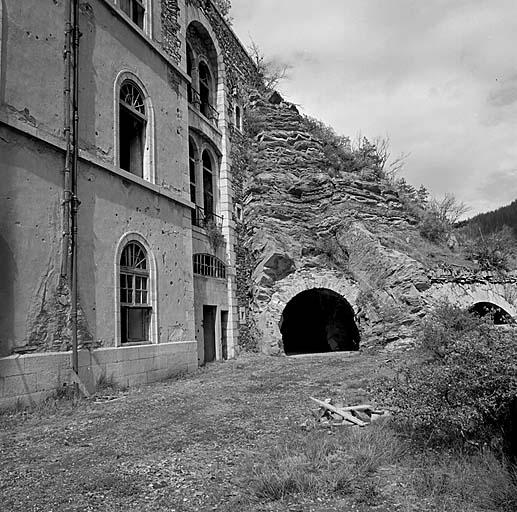 Fort moyen. Extrémité est du pavillon B et façade ouest du tunnel de la porte est.