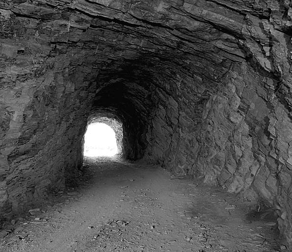 Fort moyen. Tunnel de la porte est. Vue intérieure.