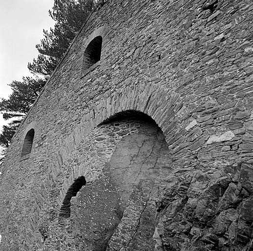 Fort moyen. Front est. Détail de la maçonnerie de l'escarpe.