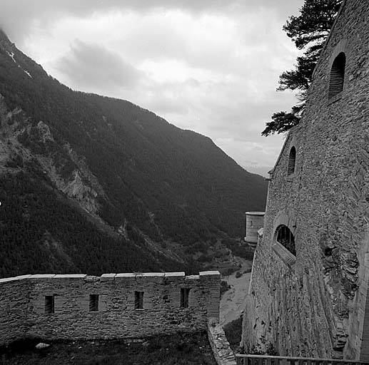 Fort moyen. Front est. Extrémité droite et raccordement avec le front sud. En avant et à gauche, intérieur du parapet de la place d'armes de la porte est.