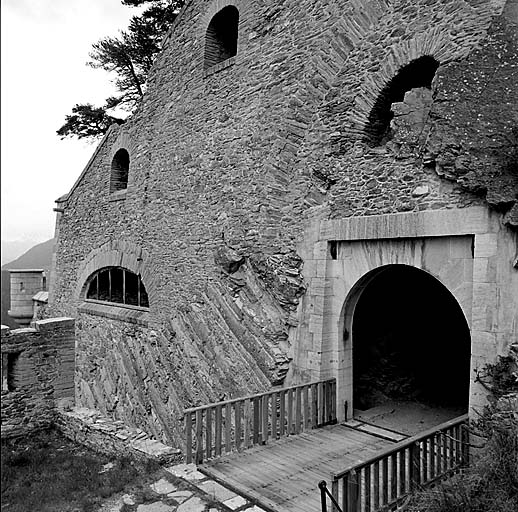 Fort moyen. Porte est. Vue générale extérieure. A l'entrée gauche, échauguette.