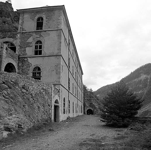 Fort moyen. Pavillon B. Vue oblique d'ensemble prise du sud-ouest. Au fond, entrée du tunnel de la porte est.