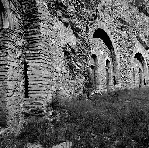 Fort moyen. Vue générale de la façade des casemates-cavernes Da, Db, De (manutention).