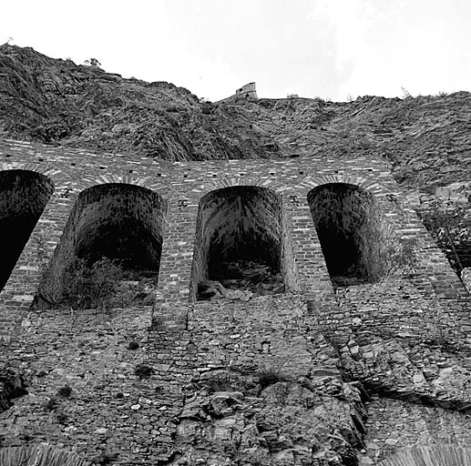 Fort moyen. Arcades de soutènement au-dessus de la caserne A.