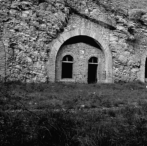 Fort moyen. Façade de la casemate-caverne De.