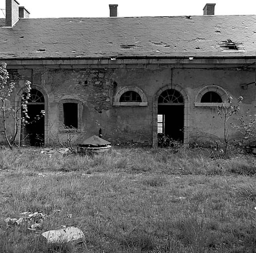 Fort moyen. Caserne A. Au premier niveau, façade nord prise du terre-plein. Devant le bâtiment, margelle d'un oculus d'éclairage du passage couvert.