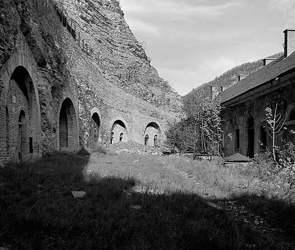 Fort moyen. Caserne A. Quatrième niveau. Terre-plein nord. Vue générale prise de l'ouest avec, à gauche, les façades des casemates-cavernes. A droite, façade nord du bâtiment a.