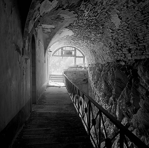 Fort moyen. Pavillon B. Troisième niveau. Vue intérieure du passage couvert et coursive de façade.