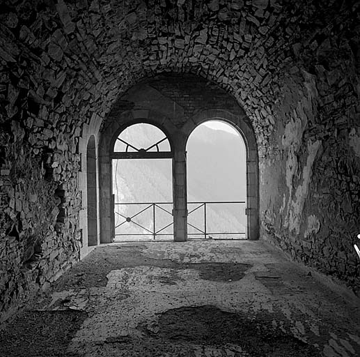 Fort moyen. Pavillon B. Extrémité est. Débouché du passage couvert. A gauche, porte des latrines.