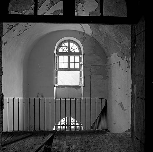 Fort moyen. Pavillon B. Vue intérieure du palier supérieur de l'escalier central.