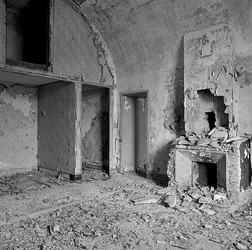 Fort moyen. Vue intérieure d'une chambre.