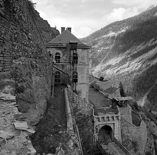 Fort moyen. Vue d'ensemble prise de l'ouest. A droite, porte ouest, bastion 8 et recette du téléphérique. A gauche, pignon ouest de la caserne A et monte-charge.