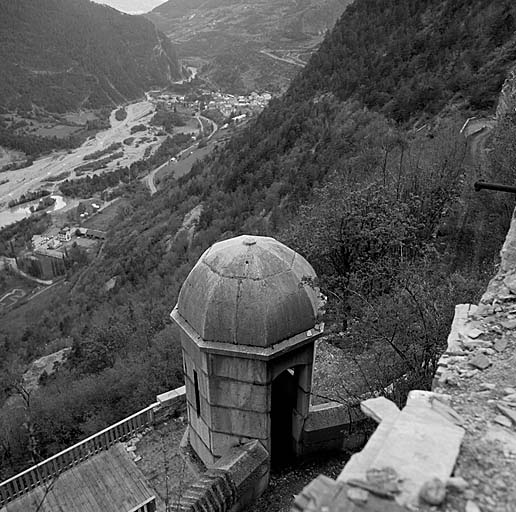 Fort moyen. Vue du défilé de l'Ubaye prise vers le sud-ouest. Au premier plan, dessus de l'échauguette.