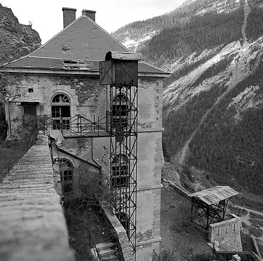 Fort moyen. Caserne A. Pignon ouest et monte-charge. A droite, en bas, recette supérieure du téléphérique dominant l'Ubaye.