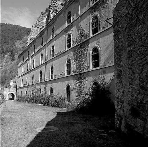 Fort moyen. Caserne A. Vue générale prise du sud-est. Au fond, façade arrière de la porte ouest et échauguette.