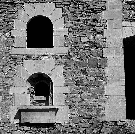 Fort supérieur. Casemates O. Détail de la partie gauche de la façade. En bas, poste de puisage de la citerne.