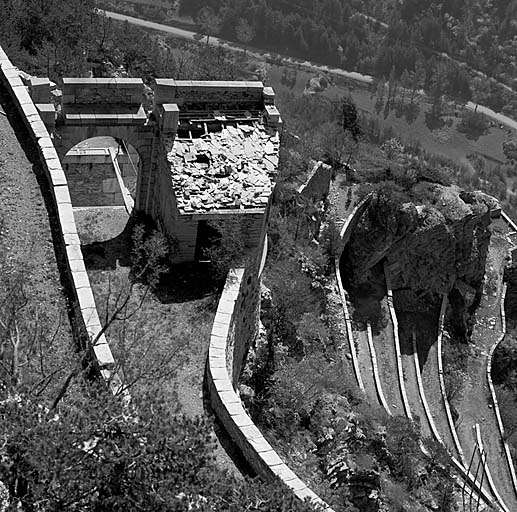 Fort supérieur. Vue plongeante sur la porte d'entrée arrière et les rampes descendant au fort moyen. A l'arrière-plan, la RN 100 et la vallée de l'Ubaye.