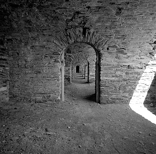 Fort supérieur. Casemates 2-3. Passage central vu d'enfilade.