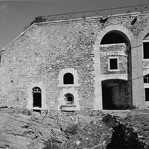 Fort supérieur. Casemates O. Façade, aile gauche. En bas, à gauche, fouille de l'abri en construction en 1914 et resté inachevé.