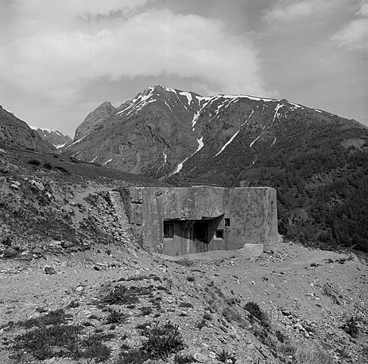 Bloc 2. Vue d'ensemble. Derrière, vallon du Riou du Pinet et sommet de Roir Alp.