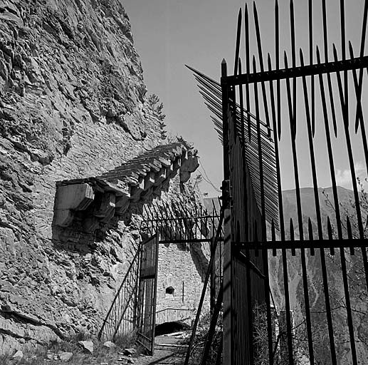 Fort supérieur. Front de tête. Porte. A gauche, pas de souris de jonction avec la batterie des Caurres. Au centre, casemate et pont roulant à effacement latéral. Au premier plan, grille défensive.