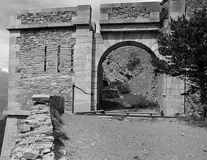 Fort supérieur. Porte d'entrée arrière (vers le fort moyen). Vue d'ensemble prise de l'extérieur.