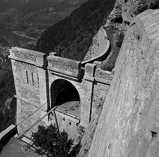 Fort supérieur. Porte d'entrée arrière (vers le fort moyen). Vue plongeante prise depuis le bastionnet adjacent.