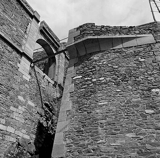 Fort supérieur. La porte d'entrée arrière (vers le fort moyen) vue du niveau du fond du haha.